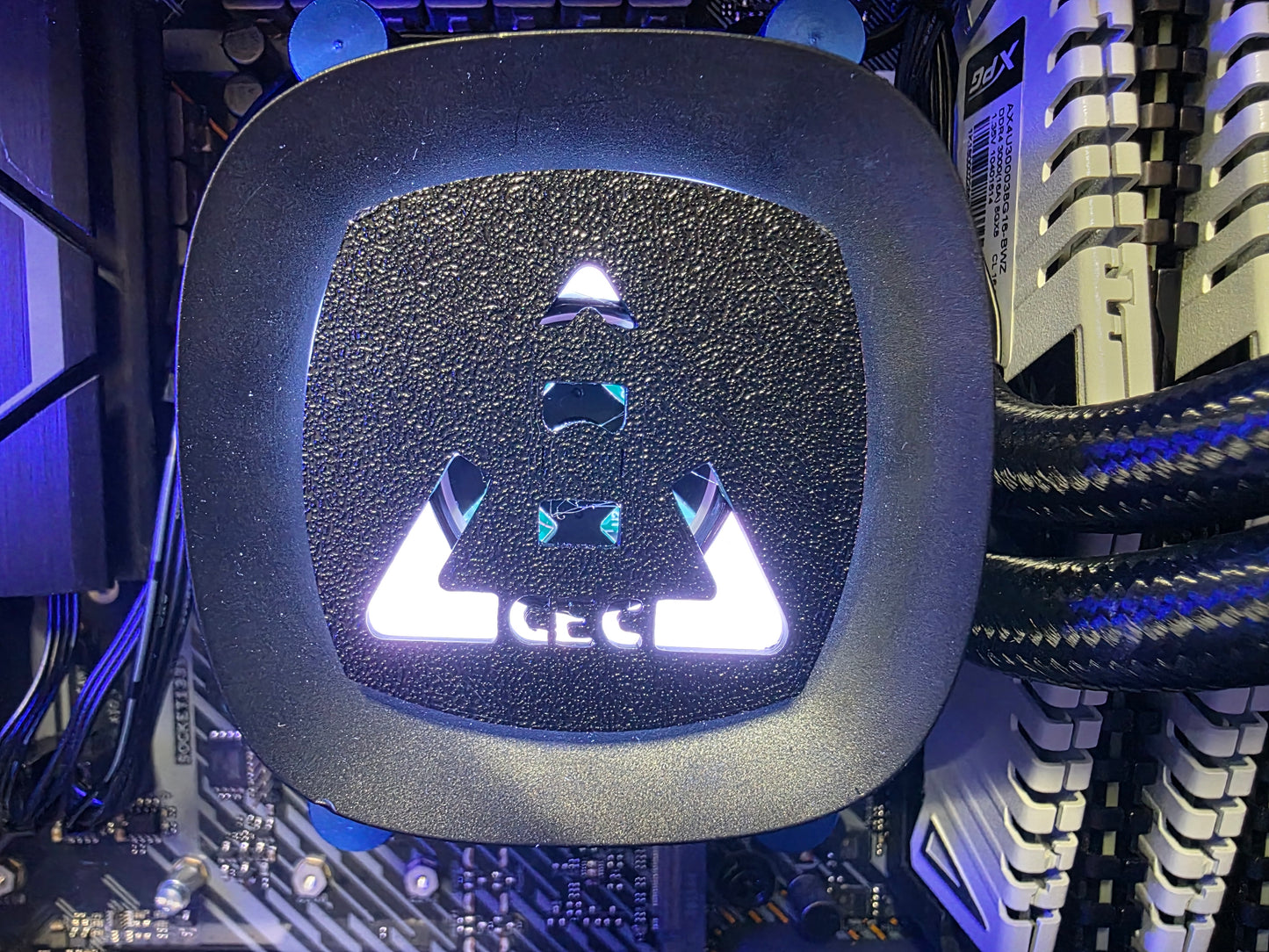 Upgrade-Friendly Black and White Gaming PC