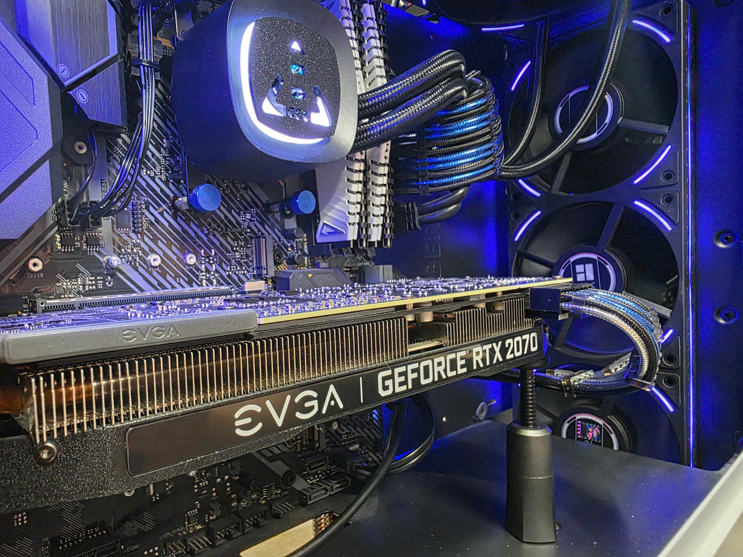 Upgrade-Friendly Black and White Gaming PC