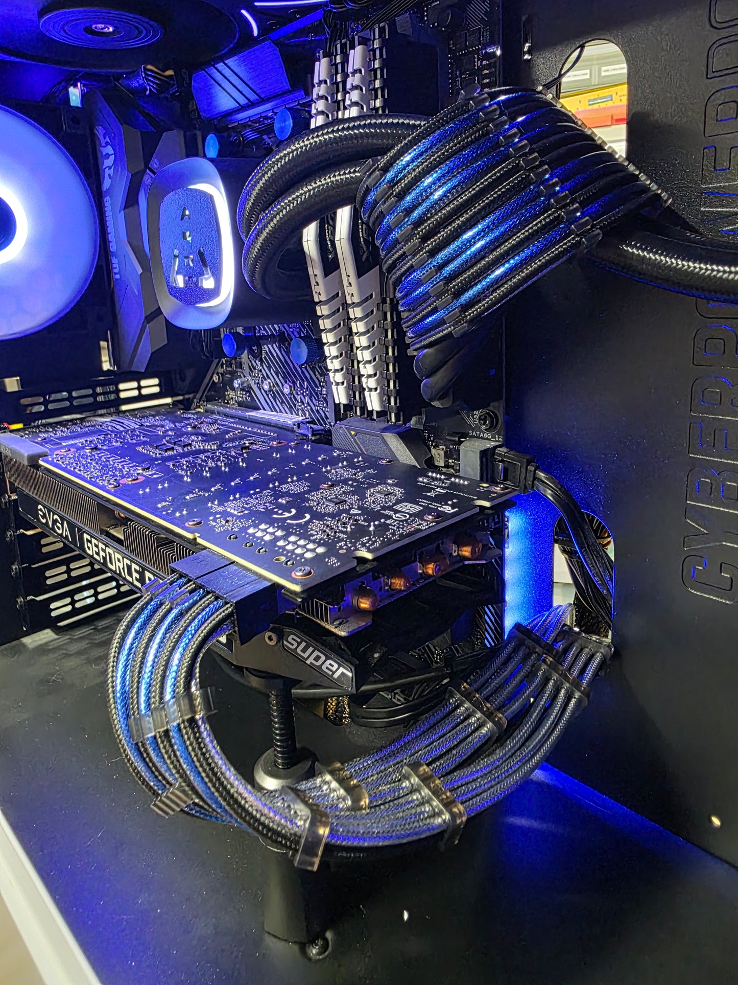 Upgrade-Friendly Black and White Gaming PC
