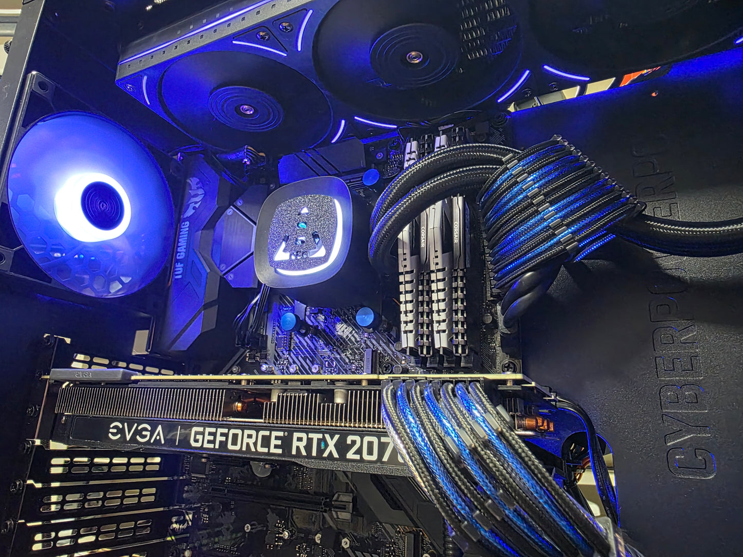 Upgrade-Friendly Black and White Gaming PC